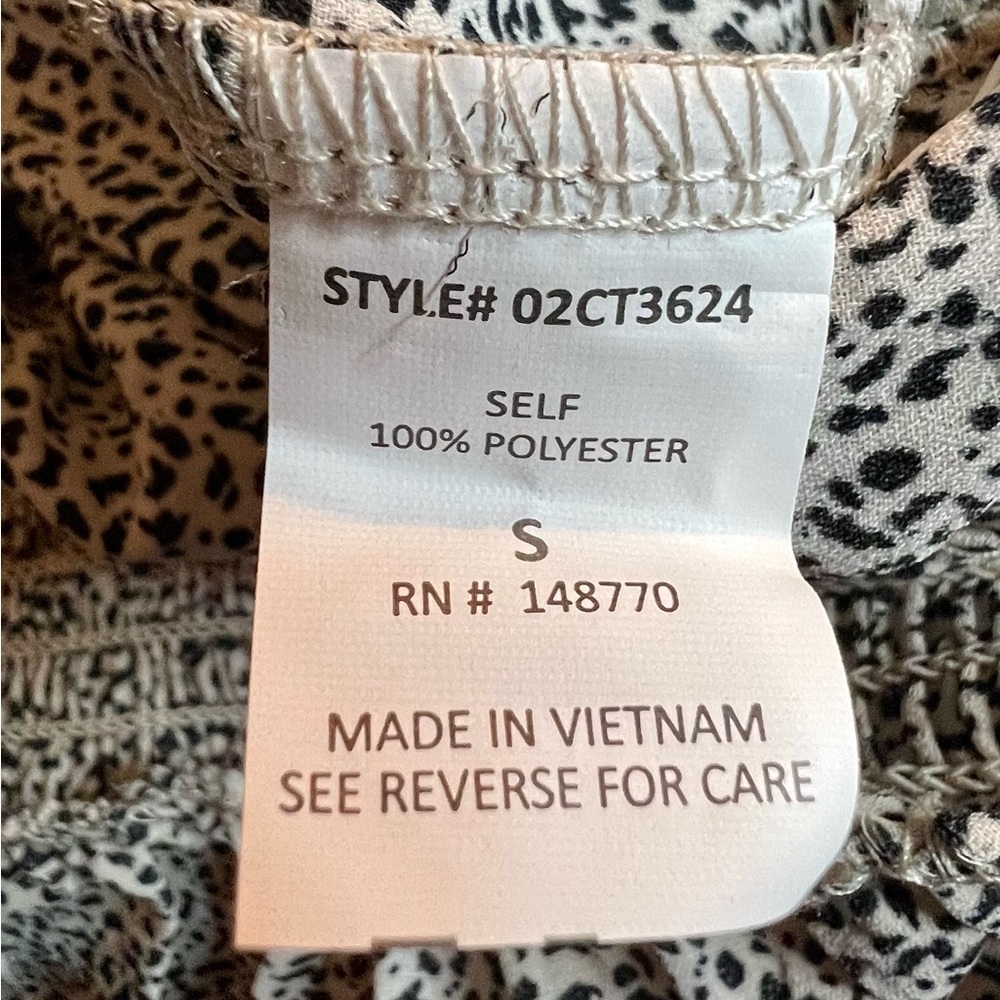 NWT Sienna Sky quarter sleeve blouse. Women’s size small. Ruched sleeves - Picture 9 of 9